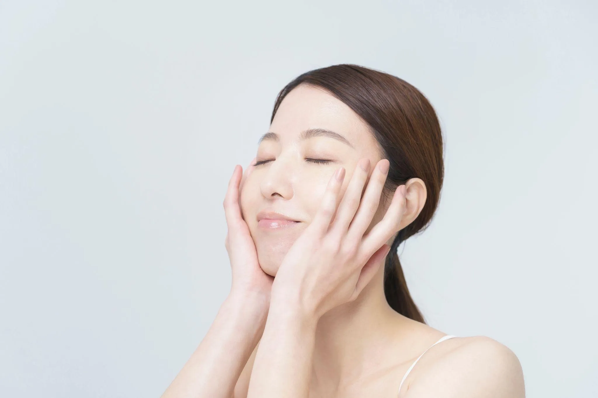 気になる頬のたるみはこれが原因！改善のために気を付けたいこと